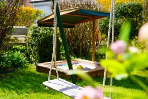 a swing in a yard with a toy at Ole Käthe in Kalifornien