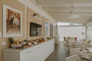 a kitchen and dining room with a table and chairs at Villa Patrizia Salento Art & Room in Porto Cesareo