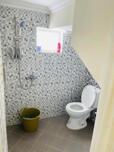 ein Bad mit einer Dusche, einem WC und einer Badewanne in der Unterkunft Villa Tanjung Alam Batu Syariah in Tlekung + 24 Fotos