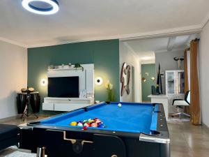 uma sala de estar com uma mesa de bilhar e uma televisão em 435 on vale boutique aparthotel em Joanesburgo