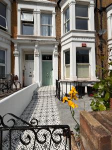倫敦的住宿－Studio Pillo Hammersmith，前面有长凳的房子