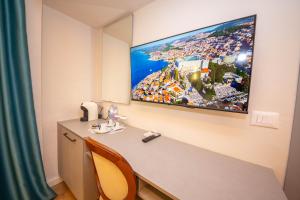 TV a/nebo společenská místnost v ubytování Illyrian Boutique Hotel
