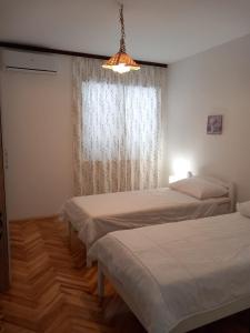 Łóżko lub łóżka w pokoju w obiekcie Buena Vida Apartman