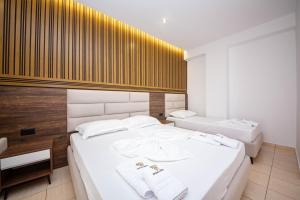 Postel nebo postele na pokoji v ubytování Hotel New Crystal