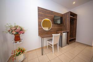 Habitación con escritorio, espejo y mesa. en Hotel New Crystal en Ksamil