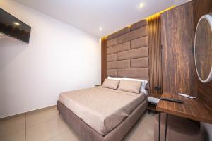 Postel nebo postele na pokoji v ubytování Hotel New Crystal