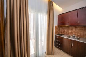Kuchyň nebo kuchyňský kout v ubytování Hotel New Crystal