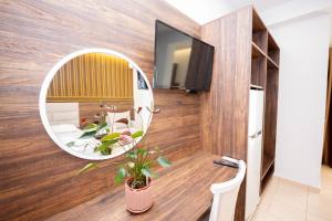 Habitación con espejo y comedor. en Hotel New Crystal en Ksamil