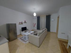 ein Wohnzimmer mit einem Sofa und einem Tisch in der Unterkunft Beach view Apartment in Vlorë