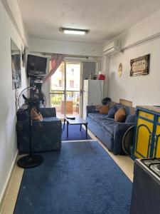 アインソフナにあるقرية بلاجيو العين السخنةのリビングルーム(ソファ、青い敷物付)