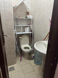 アインソフナにあるقرية بلاجيو العين السخنةのトイレと洗面台のあるバスルーム +20枚の写真