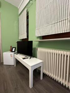 塞薩羅尼基的住宿－7PocketHouse，一间设有一张白色桌子和两个白色散热器的房间