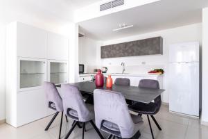 Η κουζίνα ή μικρή κουζίνα στο Stylish 1 Bedrooms Parking At City Gate
