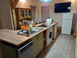 uma cozinha com um lavatório e um frigorífico em Pokoje gościnne u Anka Reszel em Reszel