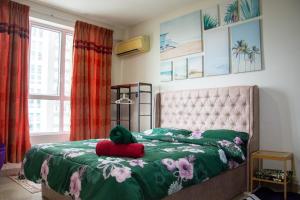 um quarto com uma cama com um bicho de peluche em Homestay at Menara U em Shah Alam