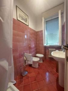 uma casa de banho com um WC e um lavatório em Sauro 43 em Pisa