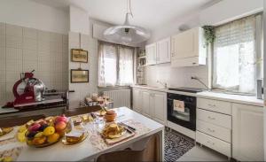 - une cuisine avec un bol de fruits sur un comptoir dans l'établissement B&B La Villa, à Seriate