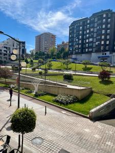 Blick auf eine Stadt mit Gebäuden und Park in der Unterkunft En el corazón de Santander in Santander