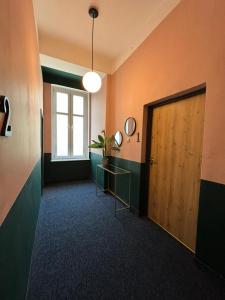 un pasillo vacío con una puerta y una ventana en Panama - Sopot Centrum, en Sopot