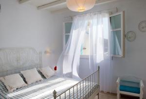 En eller flere senge i et værelse på Villa Chaniotis jacuzzi & pool + 39 billeder