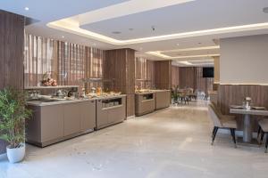 duża kuchnia z blatami oraz stołem i krzesłami w obiekcie Corp Hotel Apartments and Spa w mieście Doha