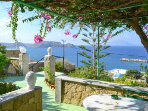 a view of the ocean from a villa at Hotel Finiki View in Foiníkion