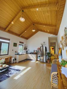 ein großes Wohnzimmer mit Holzdecken und eine Küche in der Unterkunft Moon homestay.dalat in Da Lat