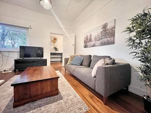 salon z kanapą i stolikiem kawowym w obiekcie House Sharon w Melbourne