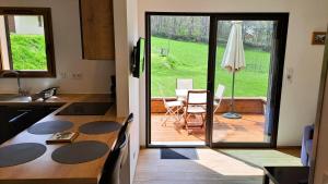 瓦盧瓦爾的住宿－Chalet des Plans，一个带桌子的厨房,享有庭院的景色