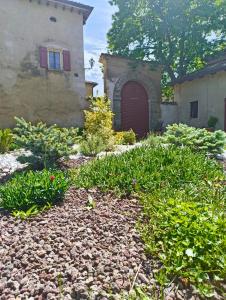 a house with a red door in front of a yard at Casa Barattini in Zocchetta