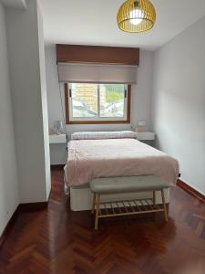 Un dormitorio con una cama grande y una ventana en Apartamento a 5 minutos del casco histórico, en Viveiro