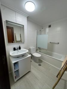 y baño con lavabo, aseo y ducha. en Apartamento a 5 minutos del casco histórico, en Viveiro