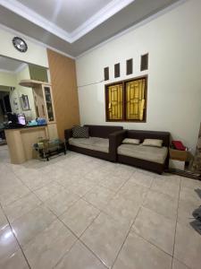 sala de estar amplia con sofá y mesa en Green House Rawageni, en Rawageni 1 foto más