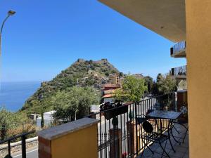 uma vista para uma montanha a partir de uma varanda em Taormina Rooms Panoramic Apartments em Taormina