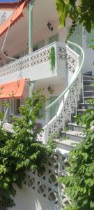 un conjunto de escaleras frente a un edificio en Krinelos Rooms, en Skala Eresou