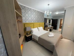 Postel nebo postele na pokoji v ubytování Hotel Royal Saranda