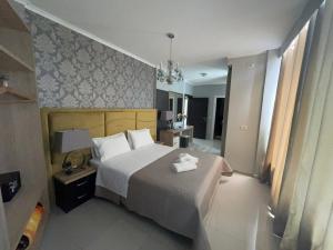 Postel nebo postele na pokoji v ubytování Hotel Royal Saranda