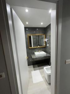 Koupelna v ubytování Hotel Royal Saranda