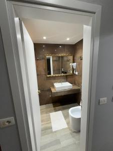 Koupelna v ubytování Hotel Royal Saranda