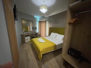 Postel nebo postele na pokoji v ubytování Hotel Royal Saranda