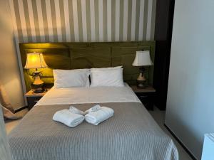 Postel nebo postele na pokoji v ubytování Hotel Royal Saranda