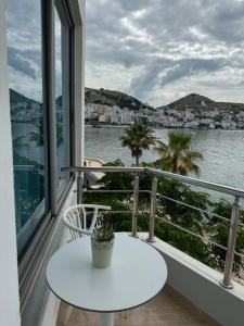 una mesa blanca en el balcón con vistas al agua en Hotel Royal Saranda, en Sarandë