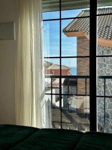 Habitación con ventana y vistas a un balcón. en Hostal Noli, en Chiclana de la Frontera
