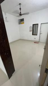 une chambre blanche vide avec un ventilateur de plafond dans l'établissement Your Home Stay, à Dwarka