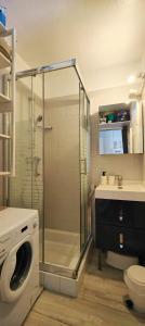 ein Bad mit einer Dusche und einer Waschmaschine in der Unterkunft Le Miroir de la mer in Saint-Aygulf