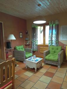 een woonkamer met 2 banken en een salontafel bij Noyers du Soleil, Chambre d'hôte avec petit déjeuner à proximité de Gap in La Bâtie-Vieille