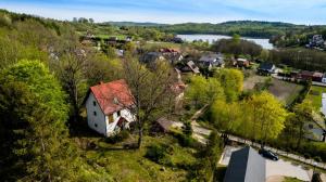 Brodnica Dolna的住宿－Domek pod dębami，享有小村庄的空中景致,设有房屋