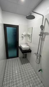 een badkamer met een wastafel en een spiegel bij Royal Hotel Vĩnh Phúc in Vĩnh Phúc