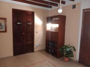 a hallway with a door and a plant in a room at La Milotxa in Adsubia