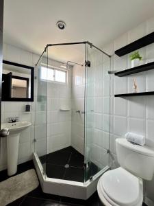 y baño con ducha, aseo y lavamanos. en Apto completo Atures la mejor vista y ubicación!, en Pasto